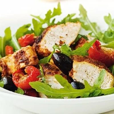 Ensalada de pollo al pesto con chile