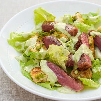 Filete a la brasa con ensalada pesto