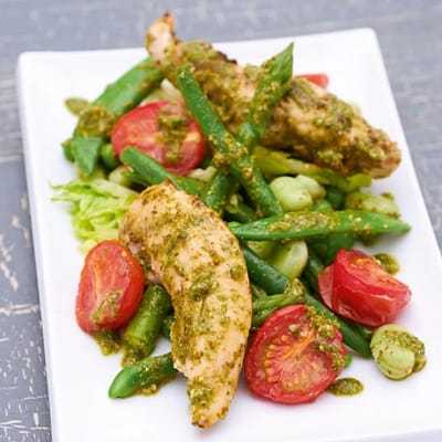 Ensalada primavera con pollo al pesto