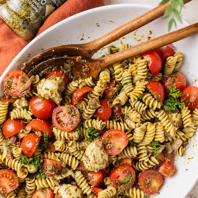 Ensalada de pasta al pesto de verano