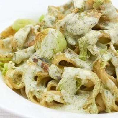 Fettuccine con salsa Alfredo, puerros y champiñones