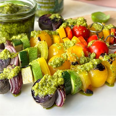 Brochetas de verduras y pesto al limón