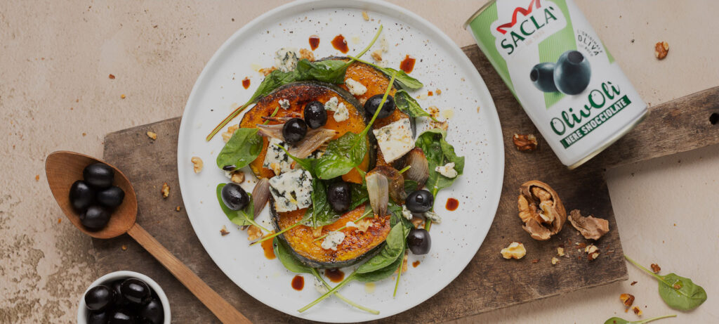Ensalada de calabaza asada con aceitunas negras, gorgonzola y nueces