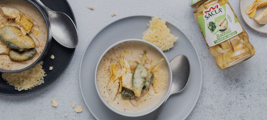 Sopa cremosa de alubias cannellini con alcachofas Saclà, salvia frita y crujientes de parmesano