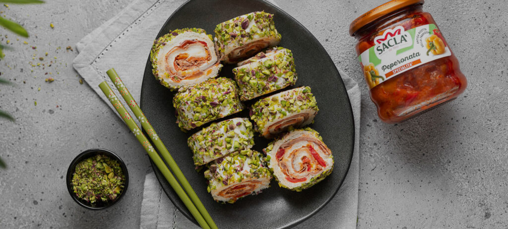 «Sushi» de pan de sándwich con Saclà Peperonata, roast beef y queso crema