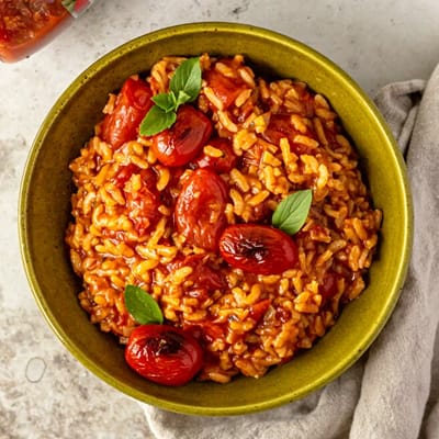 Risotto al horno con tomate y albahaca