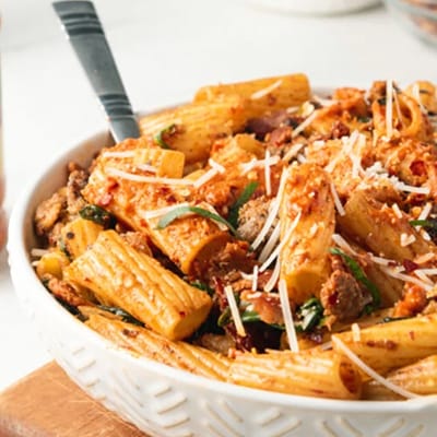 Rigatoni con pesto rojo y bacon