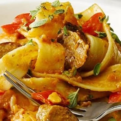 Pappardelle con pesto de chile y salchicha
