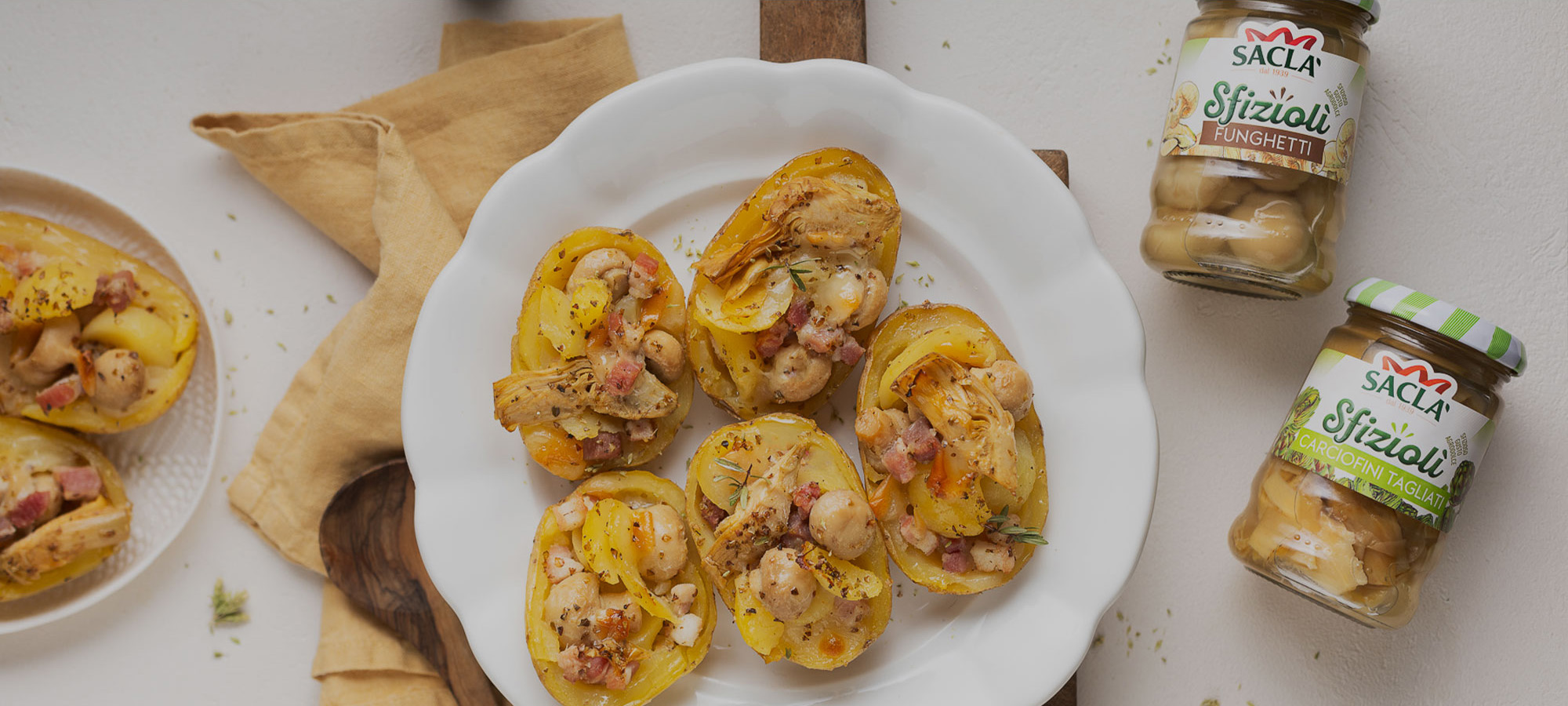 Patatas asadas rellenas de scamorza ahumada, bacon, alcachofas y champiñones