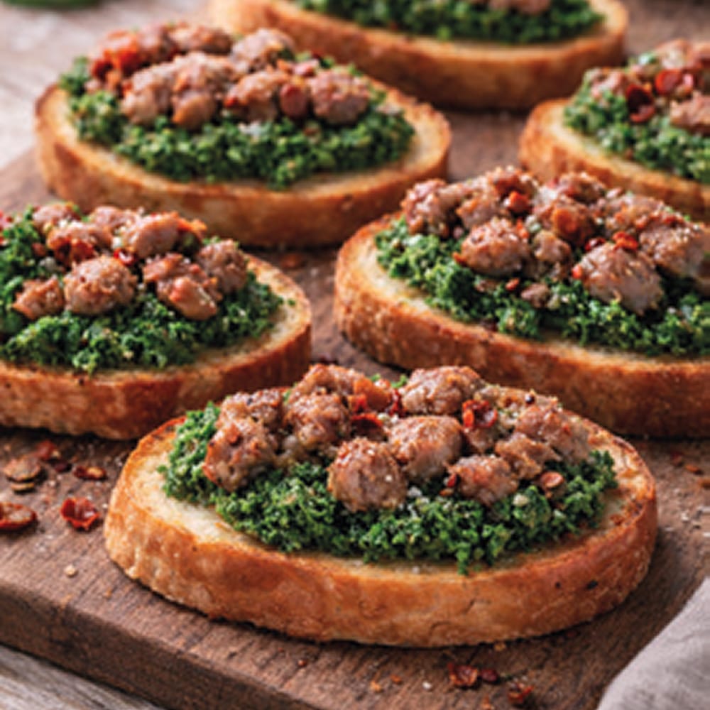 Crostini con salchicha y pesto de friarielli