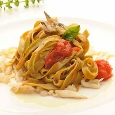 Tagliatelle con salsa de tomate cherry y albahaca y chipirones