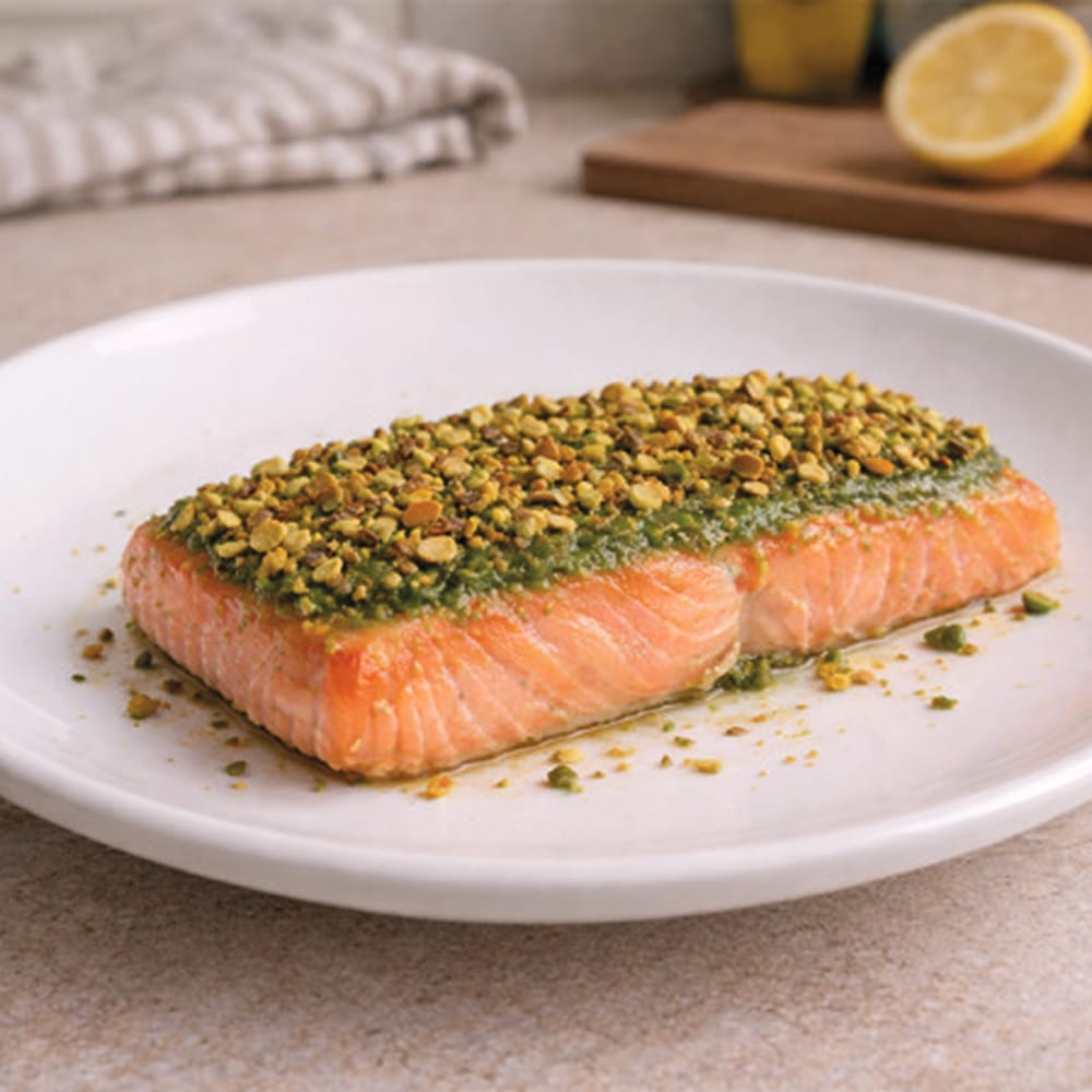 Salmón con costra de pistacho y pesto de friarielli